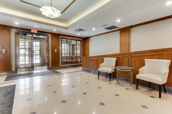 18 Concorde PL #LP915, Toronto C13, ON M3C 3T9