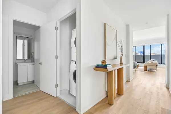 36 Brentcliffe RD #214, Toronto C11, ON M4G 0E1