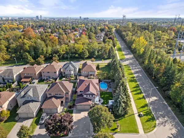 1101 Gossamer DR, Pickering, ON L1X 2T7