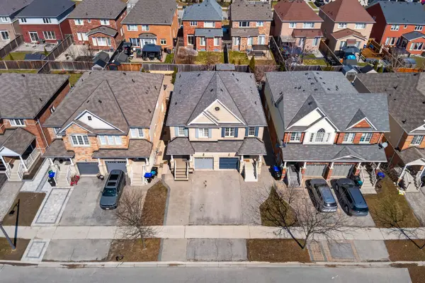 44 Acorn LN, Bradford West Gwillimbury, ON L3Z 0H6