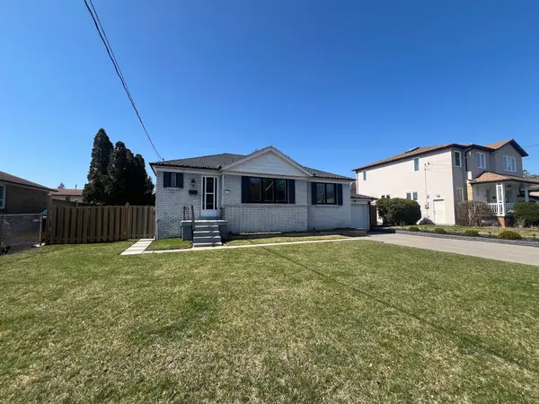 2504 Donnavale DR, Mississauga, ON L5A 2N1