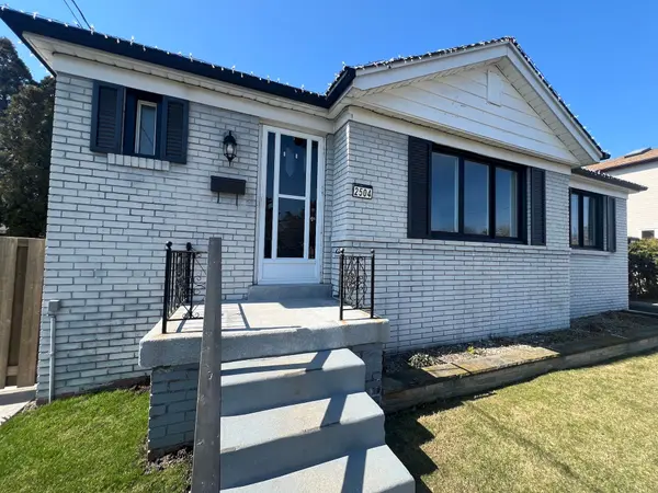 2504 Donnavale DR, Mississauga, ON L5A 2N1