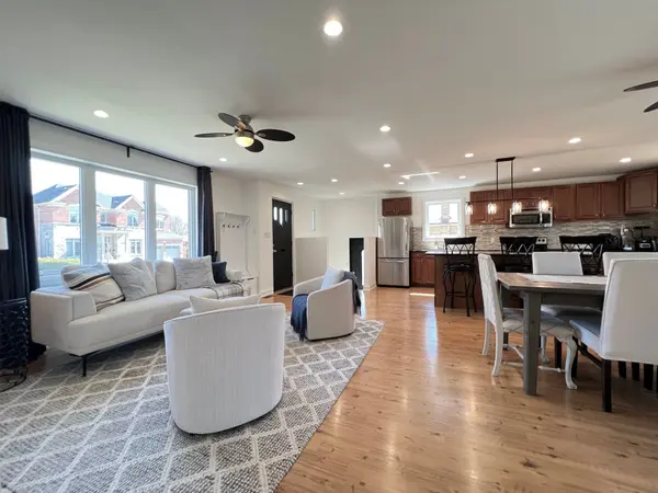 2504 Donnavale DR, Mississauga, ON L5A 2N1