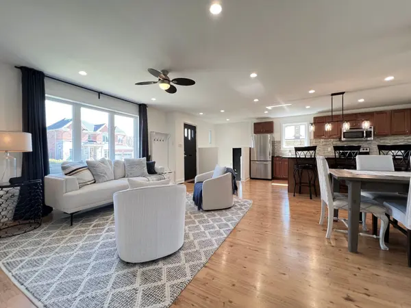 2504 Donnavale DR, Mississauga, ON L5A 2N1