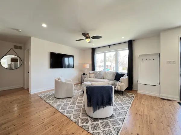 2504 Donnavale DR, Mississauga, ON L5A 2N1