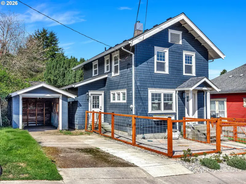 933 8TH ST, Astoria, OR 97103