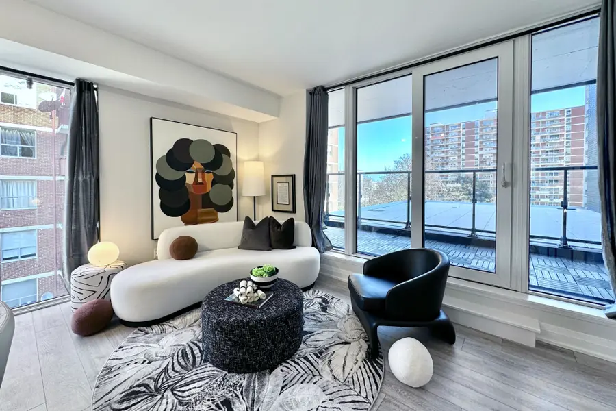 21 Park ST E #518, Mississauga, ON L5G 1L7