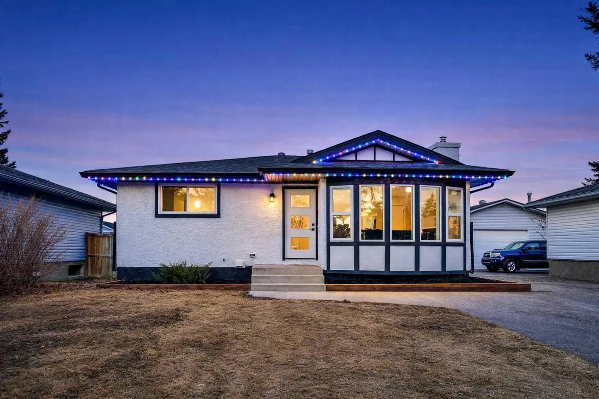 12112 Canfield RD SW, Calgary, AB T2W 1V2