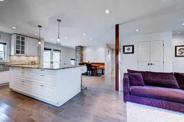 3040 26 ST SW, Calgary, AB T3E 2B5