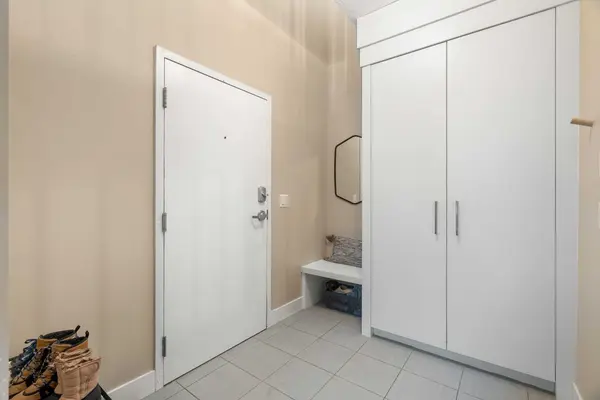 2016 35 AVE SW #1, Calgary, AB T2T 2E1