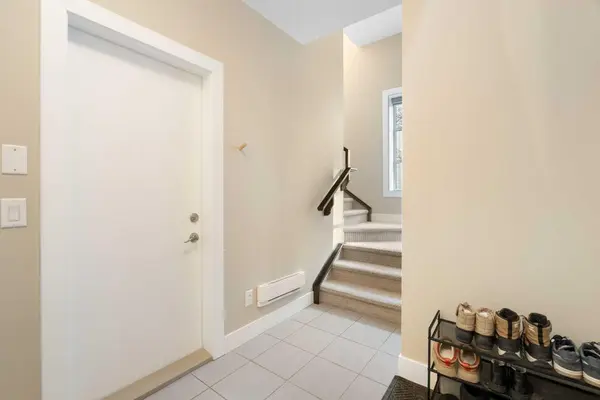 2016 35 AVE SW #1, Calgary, AB T2T 2E1