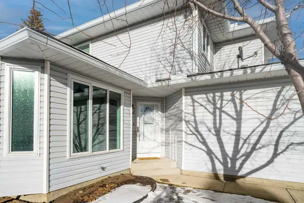 88 Scenic GDNS NW, Calgary, AB T3L 1Y6