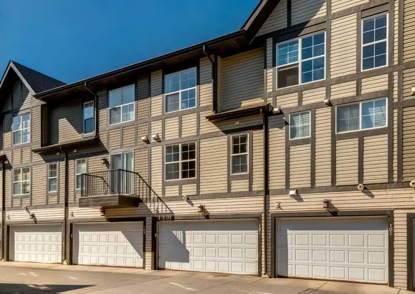 107 New Brighton Villas SE, Calgary, AB T2Z 0T5