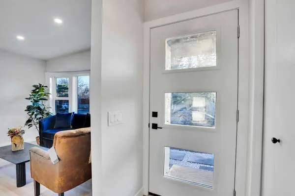 12112 Canfield RD SW, Calgary, AB T2W 1V2