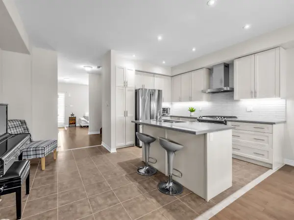 5 Zenyatta LN, East Gwillimbury, ON L9N 0N7