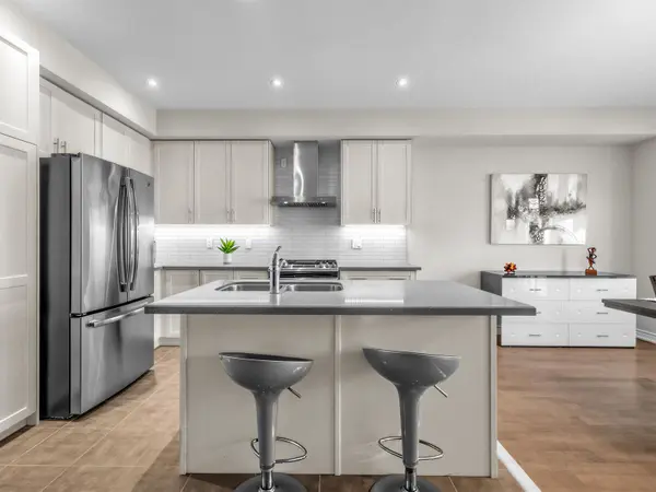 5 Zenyatta LN, East Gwillimbury, ON L9N 0N7