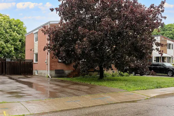 48 Van Stassen BLVD, Toronto W02, ON M6S 2N5