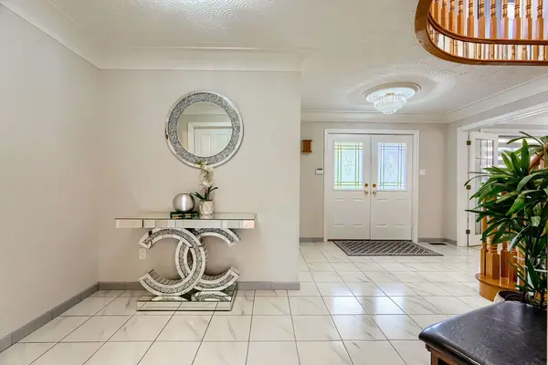 16 Vogue CT, Hamilton, ON L8E 4T3