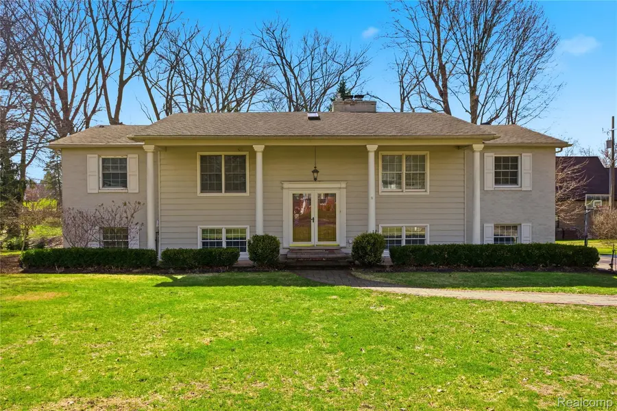 138 Aintree RD, Oakland Charter Township, MI 48306