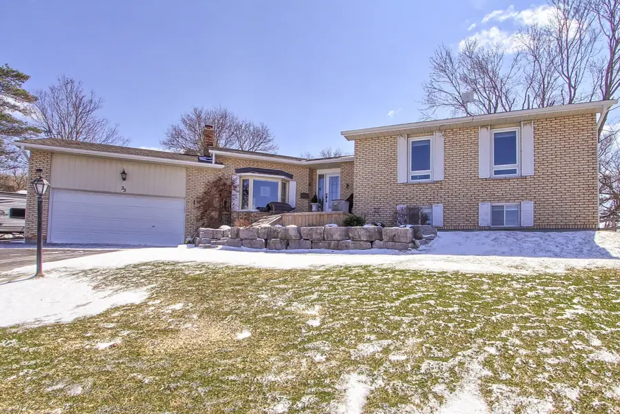 33 Avonlea RD E, Uxbridge, ON L0C 1C0