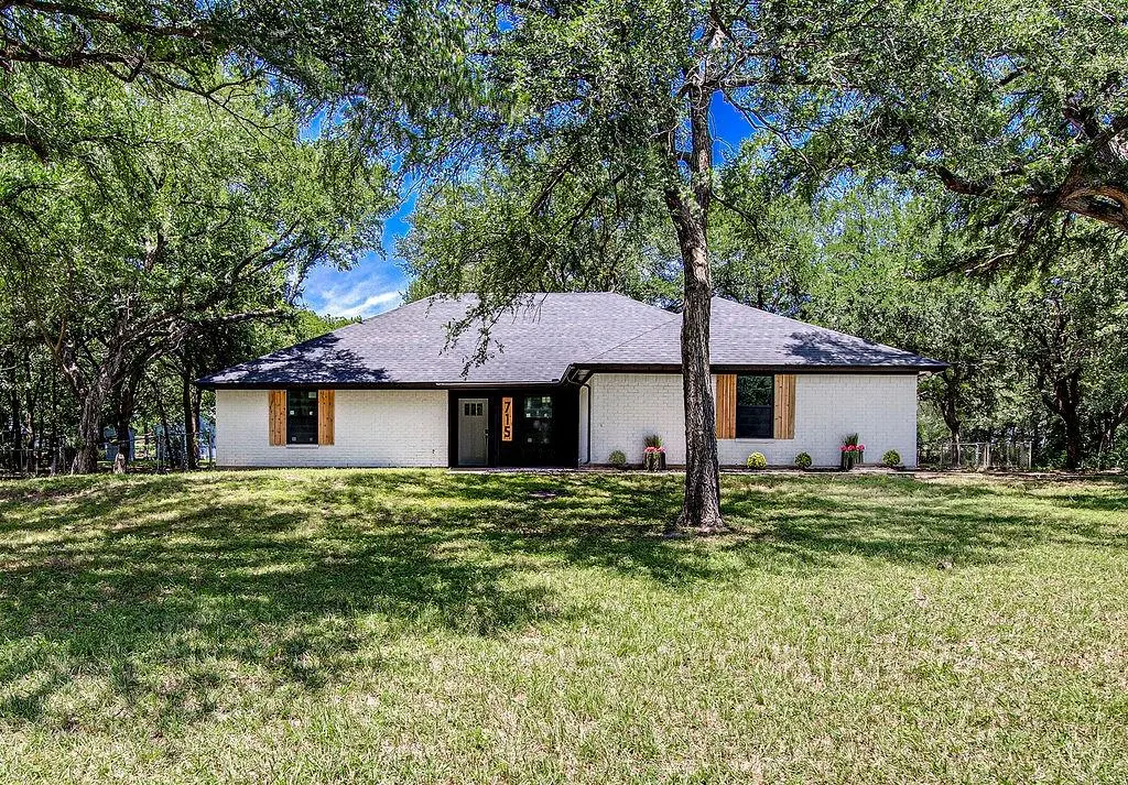 715 Pheasant Run, Burleson, TX 76028