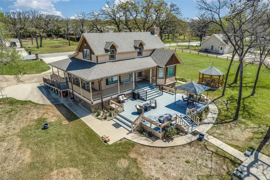 810 Kiowa Drive E, Lake Kiowa, TX 76240
