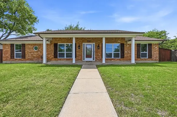 628 Robindale Court, Bedford, TX 76022