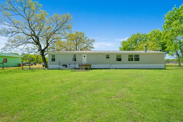 1530 W W Front St Street #82, Blossom, TX 75416