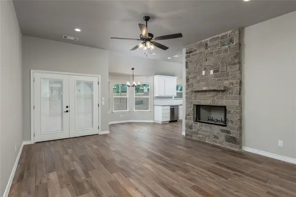 1607 W College Street, Jacksboro, TX 76458