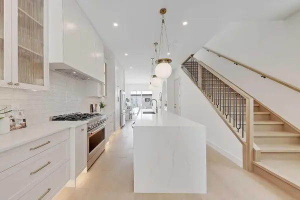 419 22 AVE NW, Calgary, AB T2M 1N4