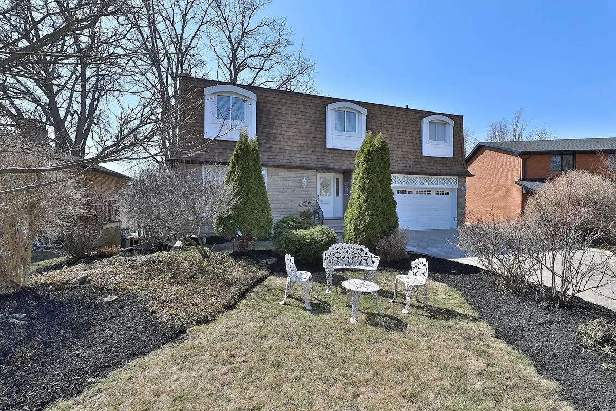 898 Beaufort CT, Oshawa, ON L1G 7J7