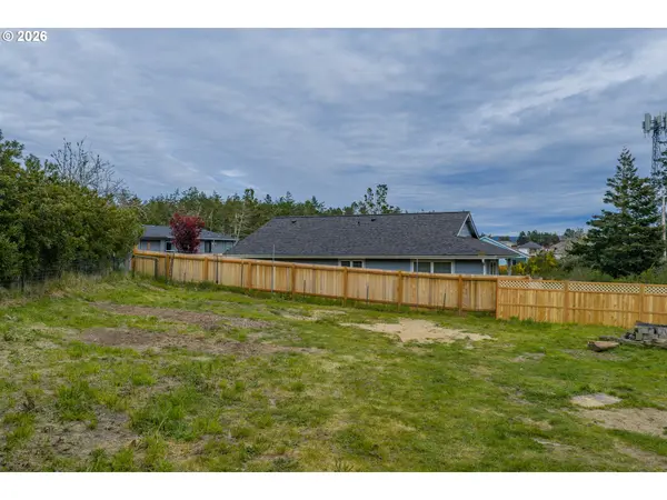 1589 SEAGATE AVE, Coos Bay, OR 97420