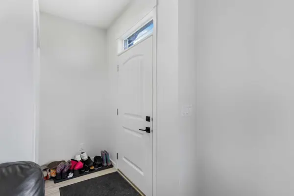 15 EDITH Passage NW, Calgary, AB T3R 2B6