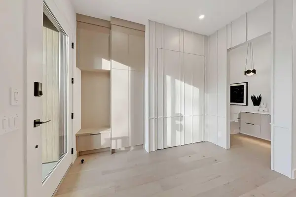 2216 35 ST SW, Calgary, AB T3E 2X8