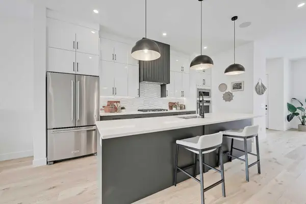 523 55 AVE SW, Calgary, AB T2V 0E9