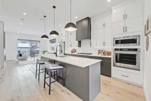 523 55 AVE SW, Calgary, AB T2V 0E9