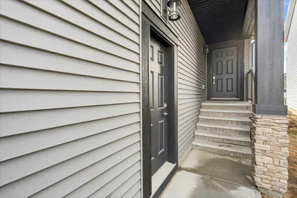 17 Belmont GN SW, Calgary, AB T2X5E3