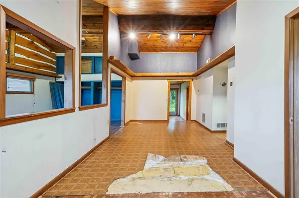 3801 Highway 382 NE, Solon, IA 52333