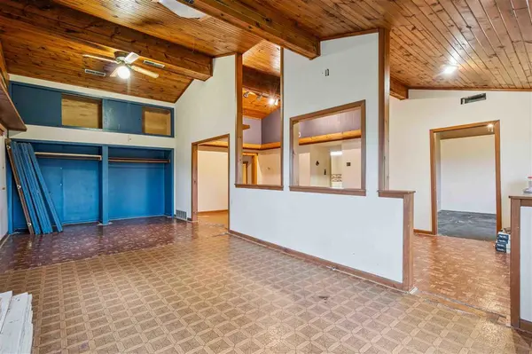 3801 Highway 382 NE, Solon, IA 52333