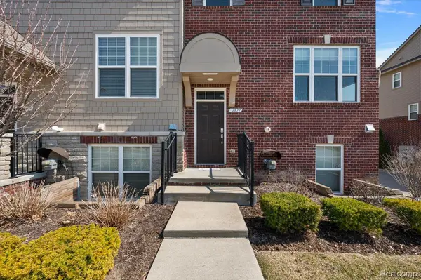 2877 Hartwick DR, Rochester, MI 48307