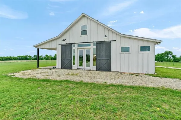5235 Fm 1752 S, Whitewright, TX 75491