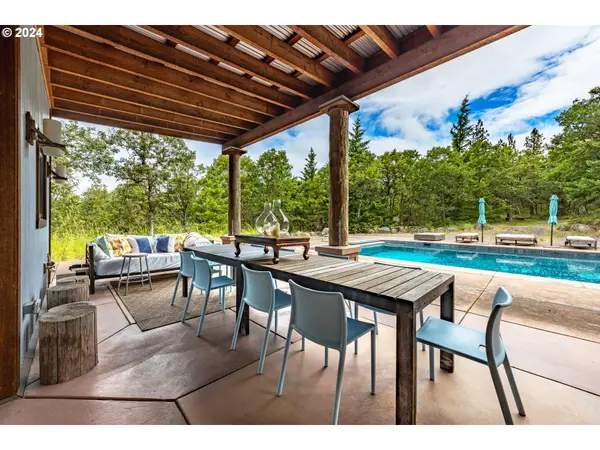 2058 STATE RD, Mosier, OR 97040