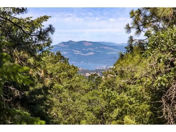 2058 STATE RD, Mosier, OR 97040