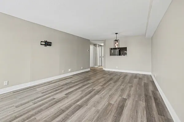 80 Sandcastle DR #404, South Of Baseline To Knoxdale, ON K2H 9E7