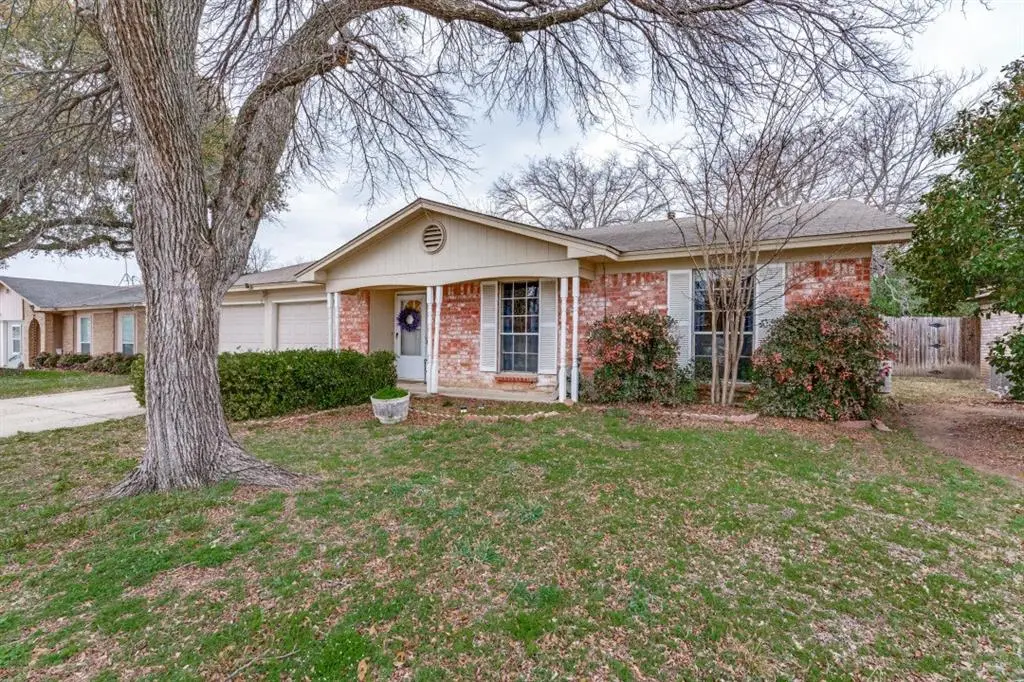 6037 Highcrest Drive, Watauga, TX 76148