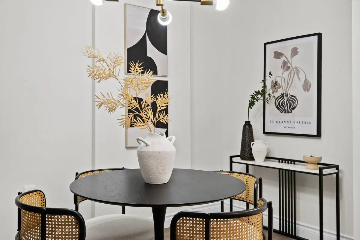 25 Fairview RD W #707, Mississauga, ON L5B 3Y8