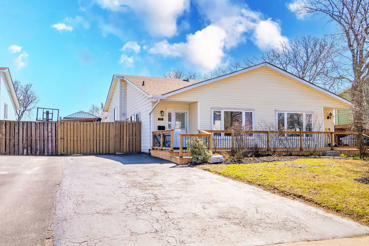 28 Golden Orchard DR, Hamilton, ON L9H 4Z8
