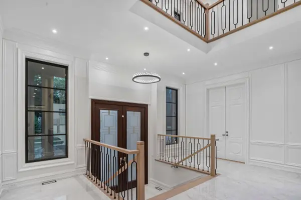 27 Penwood CRES, Toronto C13, ON M3B 3B1