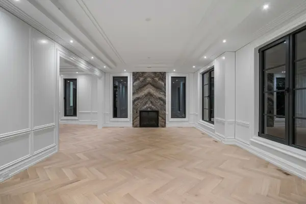 27 Penwood CRES, Toronto C13, ON M3B 3B1