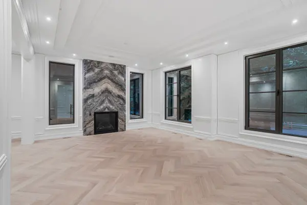 27 Penwood CRES, Toronto C13, ON M3B 3B1